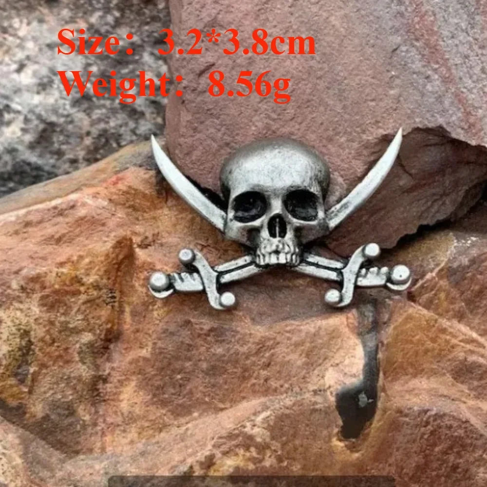Gothic skull lapel pin - Variant C